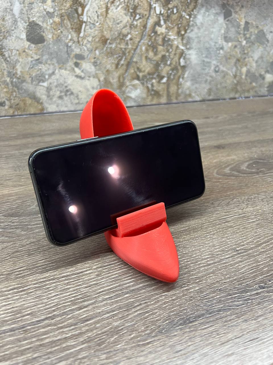 Оригинальная и стильная подставка для смартфона в виде туфельки — изображение 2