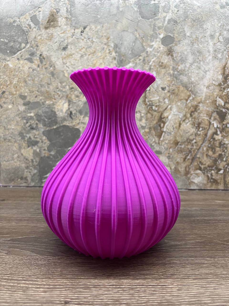 Wavy Form оригинальная ваза, состоящая из волнистых округлых линий